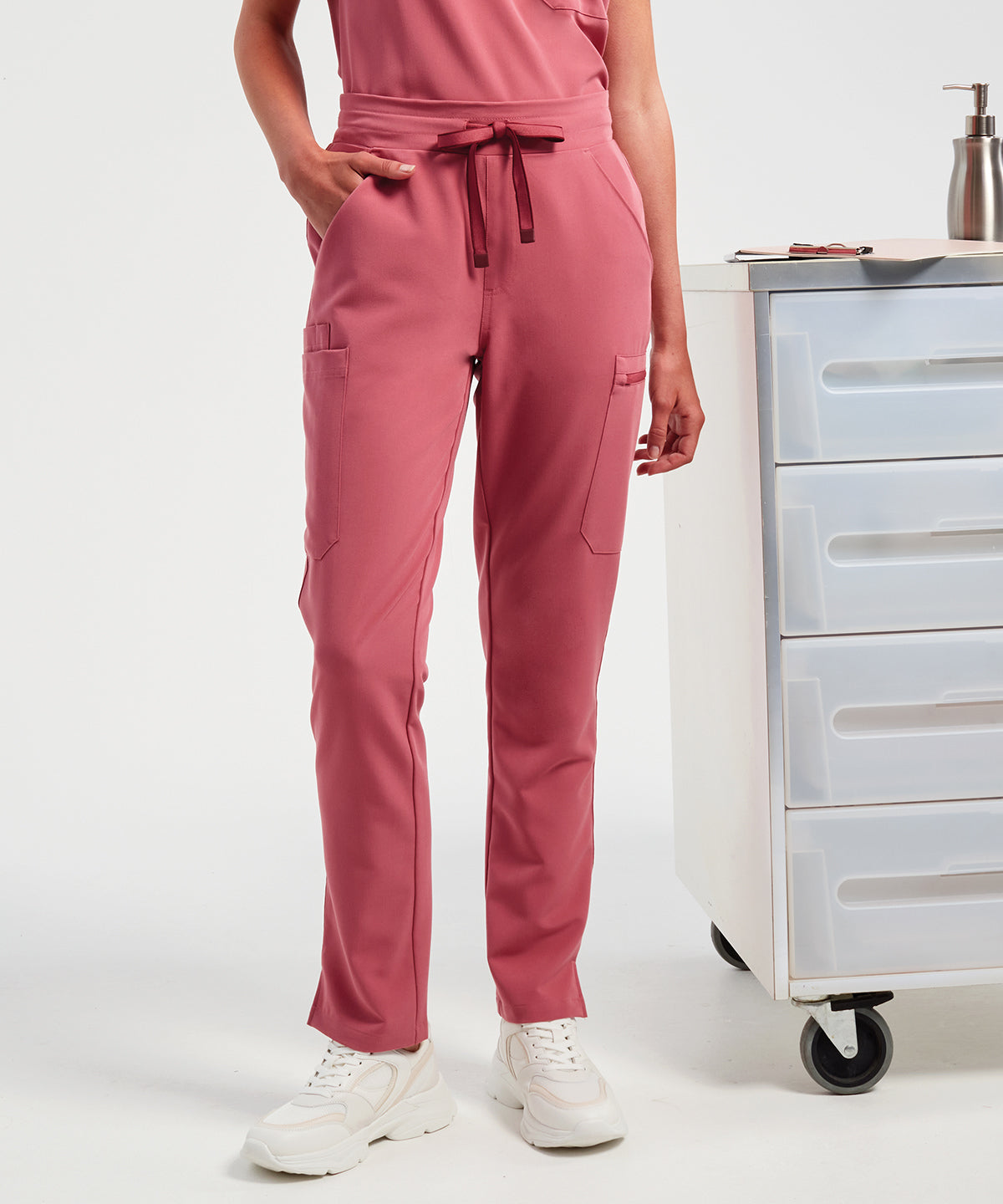 Women’s 'Relentless' Onna-stretch cargo pants — durable utility design for active wear
