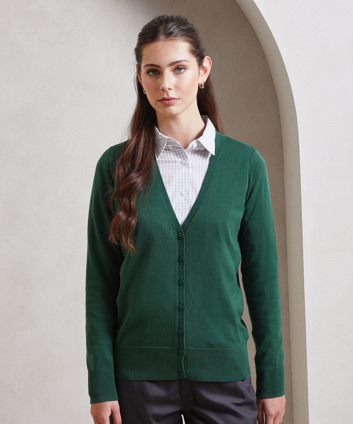 Women's button-through knitted cardigan with classic fit and comfortable design